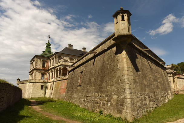Pidhirtsi Castle, Lviv region, Ukraine. Pidhirtsi Castle the ren - Foto, Imagen