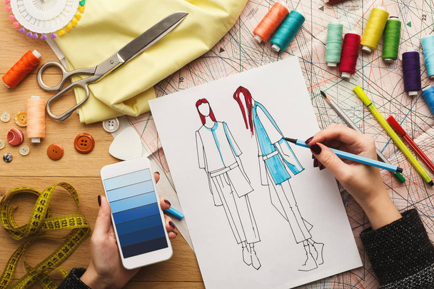 A nő tervezői rajz ruhát vázlatok felülnézet - Fotó, kép