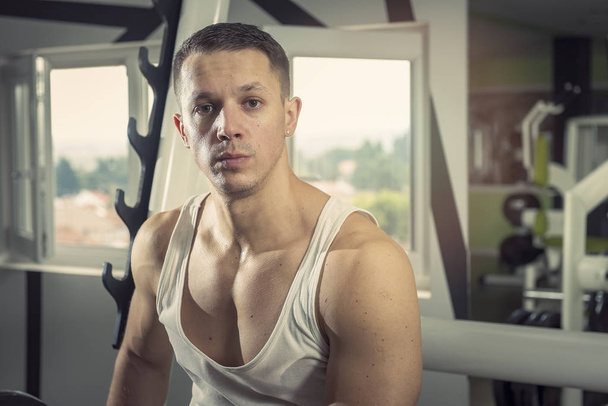 Athletic man in the gym - Foto, Imagem