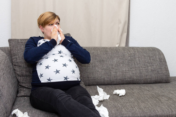 Donna incinta preso un raffreddore
 - Foto, immagini