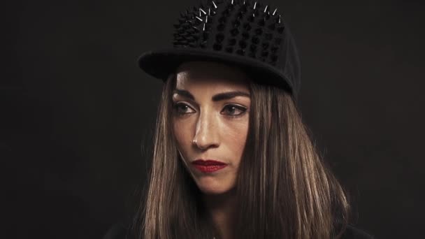 Młoda ładna kobieta w wzbogaconej snapback cap portret - Materiał filmowy, wideo