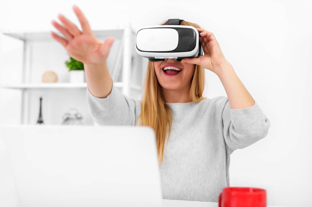 schöne junge Frau spielt Spiel in Virtual-Reality-Brille. - Foto, Bild