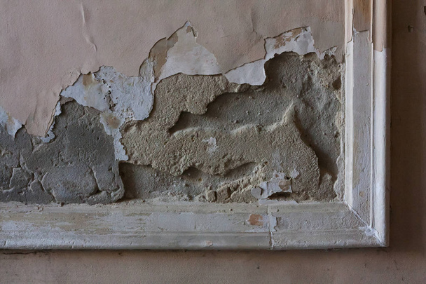 Fragment de vieux murs cassés et fissurés
 - Photo, image