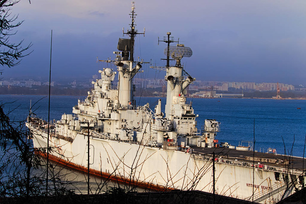Navio militar da marinha italiana nas docas de Taranto
 - Foto, Imagem