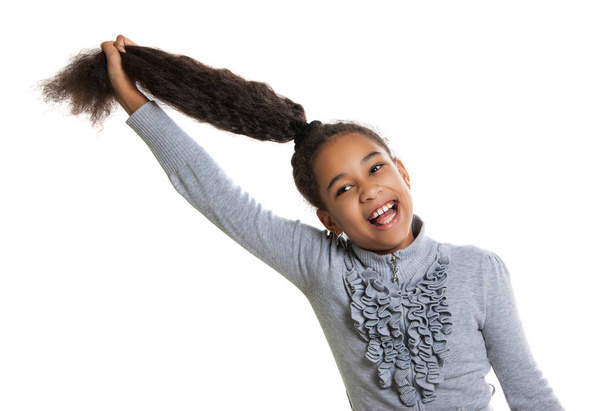 divertida chica de piel oscura sosteniendo su cabello. Emociones humanas positivas. Risa y diversión
 - Foto, imagen
