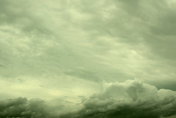 fondo natural con el cielo en tiempo nublado. Lugar para el texto
 - Foto, Imagen
