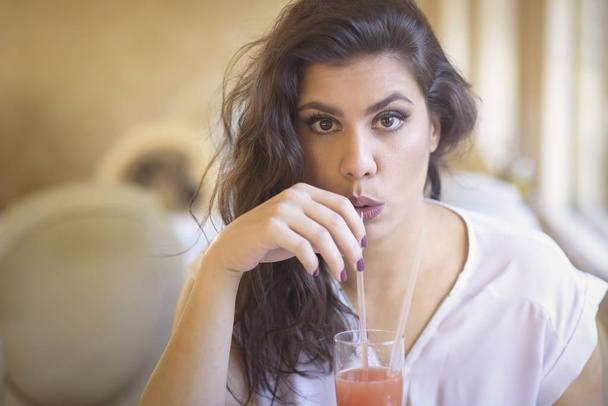 ジュースを飲む若い女性 - 写真・画像