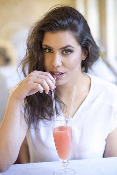 Young woman drinking a juice - Fotoğraf, Görsel