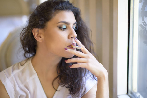 Young woman smoking in a cafe - Foto, Imagem