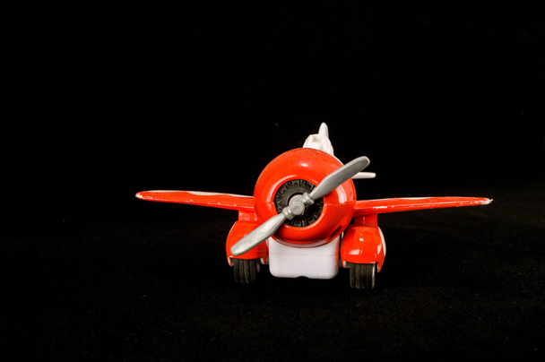 Primer plano del juguete del avión sobre un fondo liso - Foto, Imagen