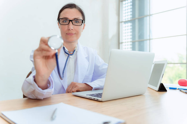 Arzt hält Stethoskop für Untersuchungspatientin in der Hand - Foto, Bild