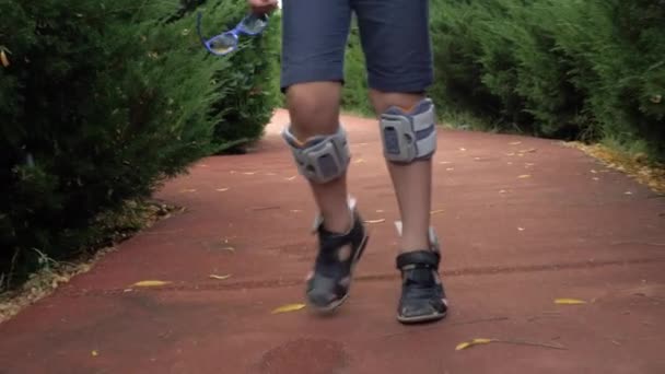 Хлопчик ходить з системою падіння ноги
 - Кадри, відео