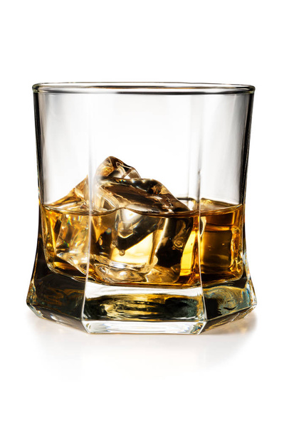 Beyaz arka plan üzerinde izole viski bardağı - Fotoğraf, Görsel