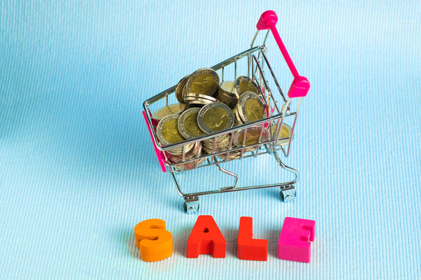 Sale colorful wooden text and shopping cart or supermarket troll - Фото, зображення