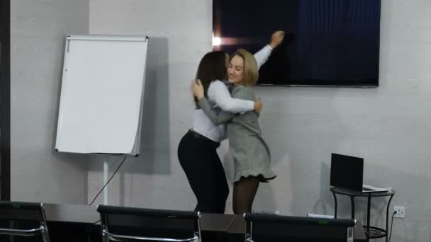 Les collègues dansent ou s'amusent au bureau. Les jeunes femmes d'affaires célèbrent le succès. Bonnes affaires. Bonne vie au bureau. 4k
 - Séquence, vidéo