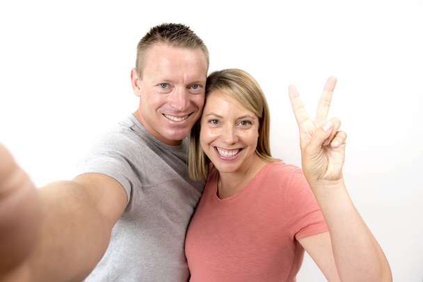 jonge mooie gelukkig en aantrekkelijke romantische koppel met man en vrouw of vriendin en vriend selfie nemen zelfportret foto  - Foto, afbeelding