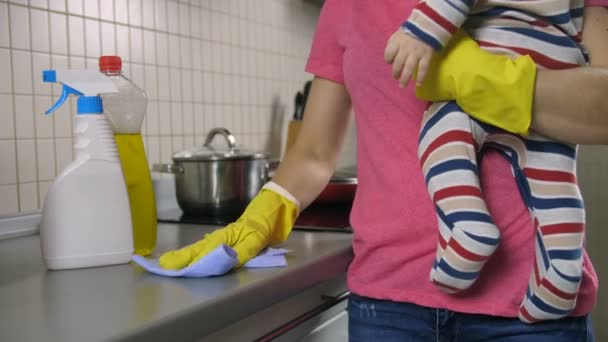 Madres de sección media cocina de limpieza con bebé
 - Imágenes, Vídeo