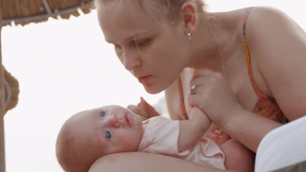 Mãe beijando filha bebê amado
 - Filmagem, Vídeo