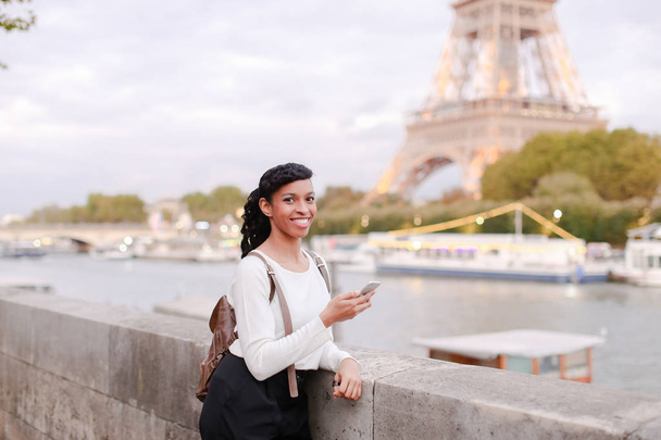 Blogger traveling, pretty lady shooting video using smartphone - Valokuva, kuva