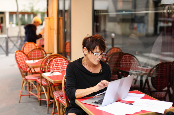      empregado feminino cansado de banco adiciona plano financeiro no laptop
 - Foto, Imagem