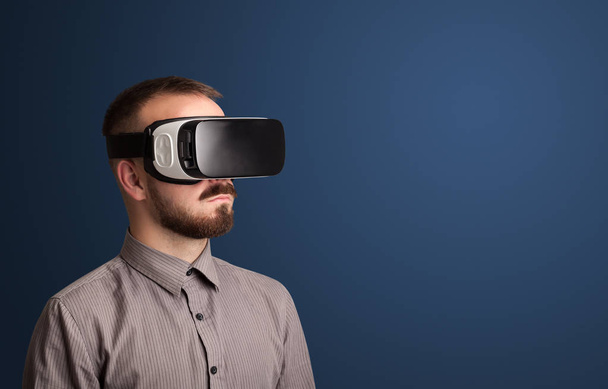 Empresário com óculos de realidade virtual
 - Foto, Imagem