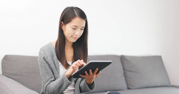 女性が自宅でタブレット コンピューターを使用して  - 写真・画像