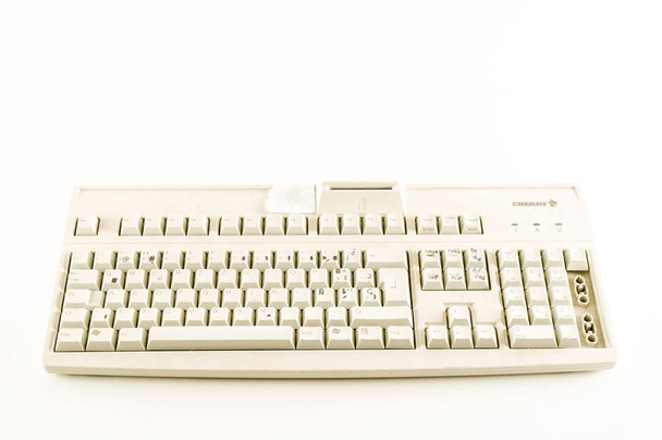Крупный план винтажной компьютерной клавиатуры Объект на белом фоне - Фото, изображение