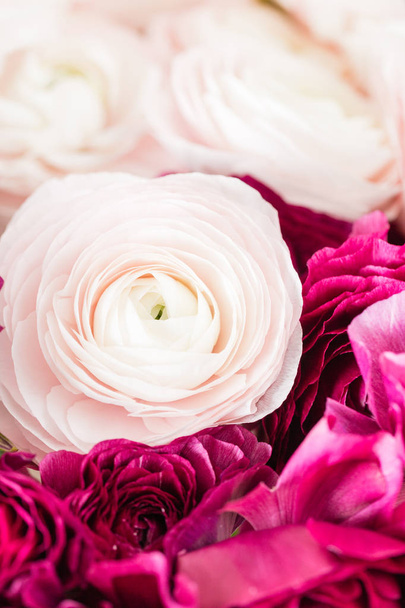 Ranuncolo persiano. Mazzo colorato e rosa pallido ranuncolo fiori sfondo chiaro. Vaso in vetro su tavolo rosa vintage in legno. Sfondo
 - Foto, immagini
