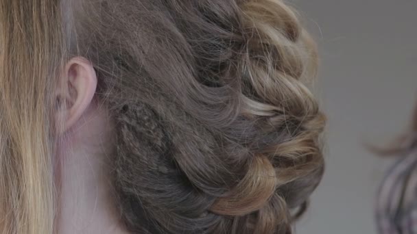 tessere treccia ragazza in un parrucchiere - Filmati, video