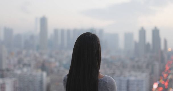 Γυναίκα κοιτάζει τη θέα της πόλης  - Φωτογραφία, εικόνα