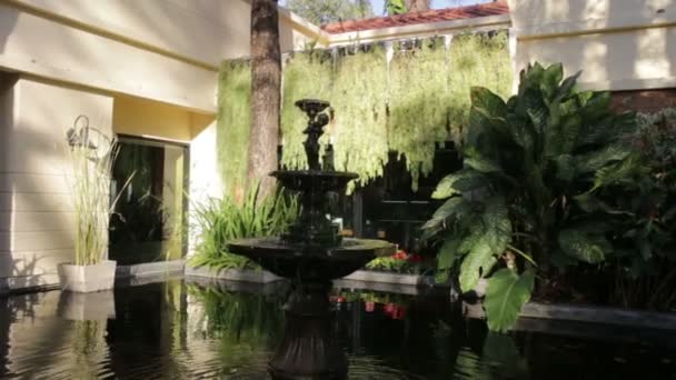 Fuente de jardín de tres niveles que fluye con agua, Vídeo Stock
 - Metraje, vídeo