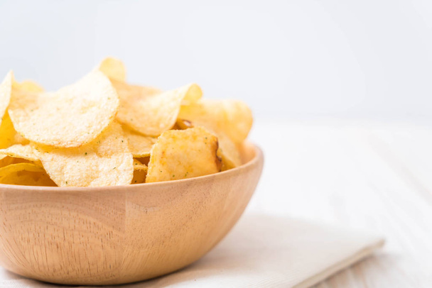 potato chips on plate - Foto, afbeelding