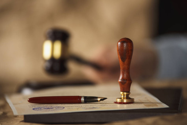 Stara pieczęć i pieczęć notarialna na stole sądowym - Zdjęcie, obraz