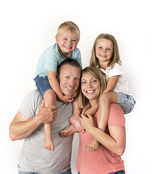 famiglia americana felice e bella con marito e moglie che portano sulla schiena piccolo figlio e bella figlia in amore genitori e figli
  - Foto, immagini