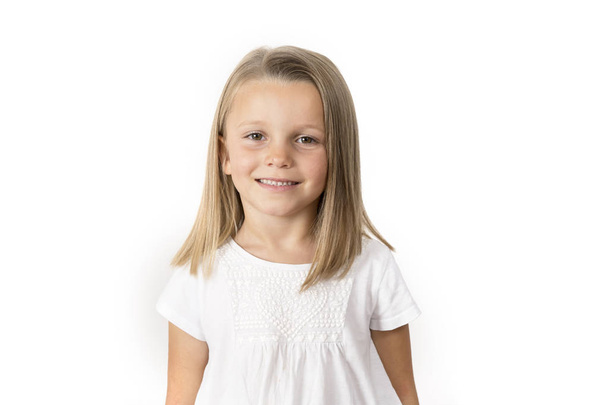 retrato de foto de la cabeza de dulce y hermosa niña de 7 años con el pelo rubio sonriendo feliz posando aislado sobre fondo blanco
 - Foto, imagen