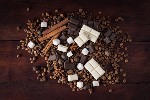 Tmavá a bílá čokoláda, káva fazole, čokoládové kuličky, koření, - Fotografie, Obrázek