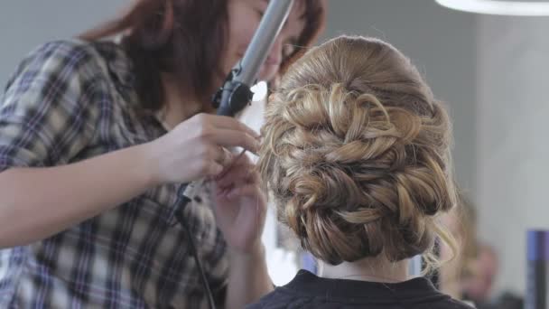 splot warkocz dziewczyna w salon fryzjerski - Materiał filmowy, wideo