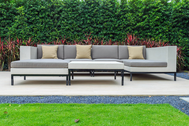 Kolme ruskea tyyny ja harmaa tyyny moderni paju sohva
 - Valokuva, kuva