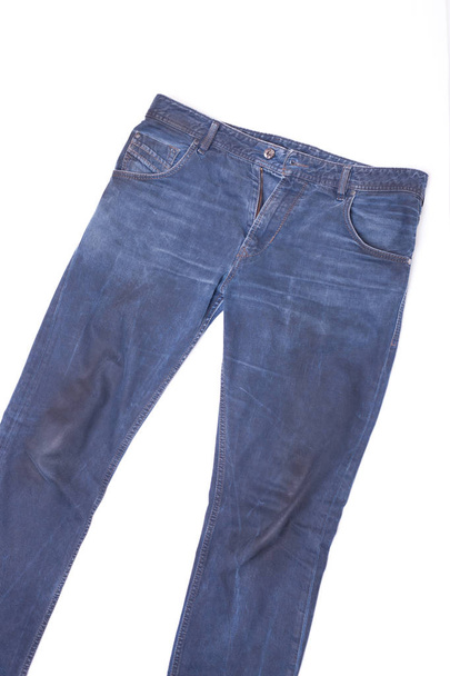 Blauwe stijlvolle jeans op de achtergrond - Foto, afbeelding