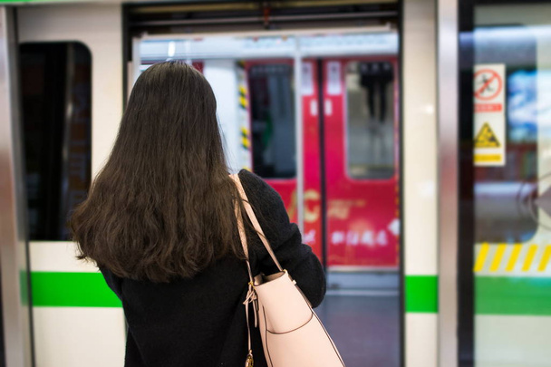 Meisje invoeren van metro op metrostation - Foto, afbeelding
