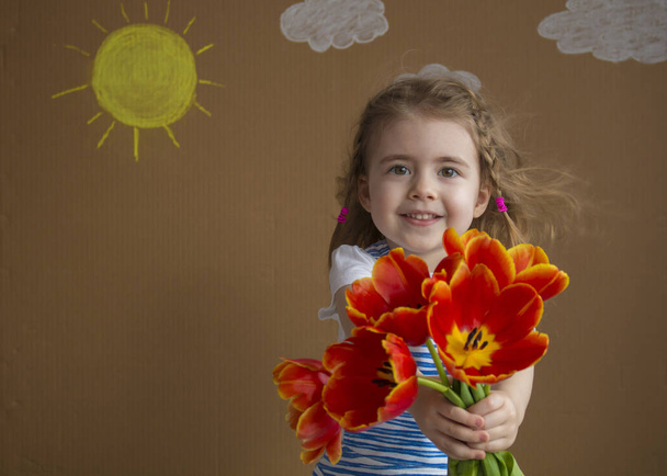 8. březen - mezinárodní den Dámské. Mladá blondýnka s kytice jarní tulipány - Fotografie, Obrázek