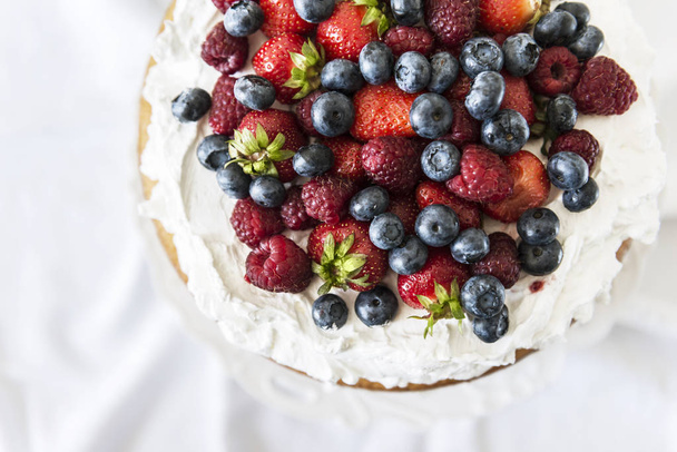 Beautiful, fruit naked cake over a white wall - Fotoğraf, Görsel