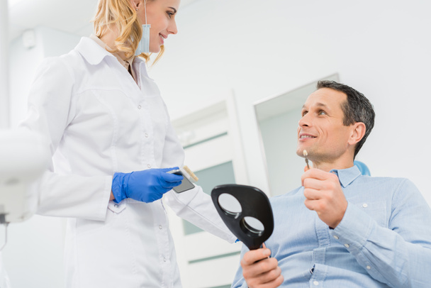Ember fog implantátum tanácsadó orvos, a modern fogászati klinika kiválasztása - Fotó, kép