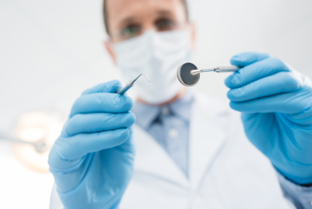 Doktor kontrola pacienta zuby se zrcadlem v moderní zubní kliniky - Fotografie, Obrázek