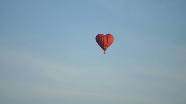Воздушный шар в небе. - Фото, изображение
