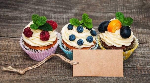 Cupcakes met verse bessen - Foto, afbeelding