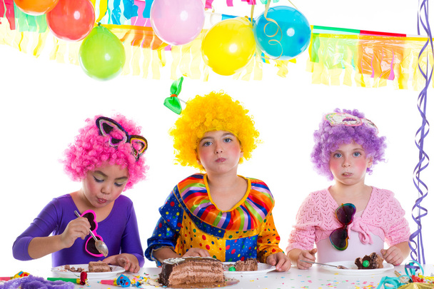 Niños feliz cumpleaños fiesta comiendo pastel de chocolate
 - Foto, imagen