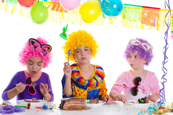 Fête d'anniversaire des enfants manger gâteau au chocolat
 - Photo, image
