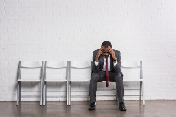 bezorgd Afro-Amerikaanse zakenman wachten op sollicitatiegesprek - Foto, afbeelding