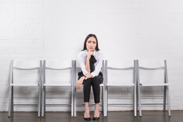 doordachte Aziatische zakenvrouw wachten op sollicitatiegesprek - Foto, afbeelding